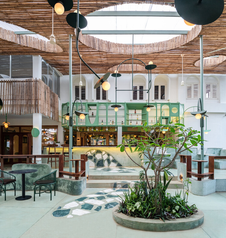 Бар и ресторан Tertulia / другие миры - Фотография интерьера, окна, балка