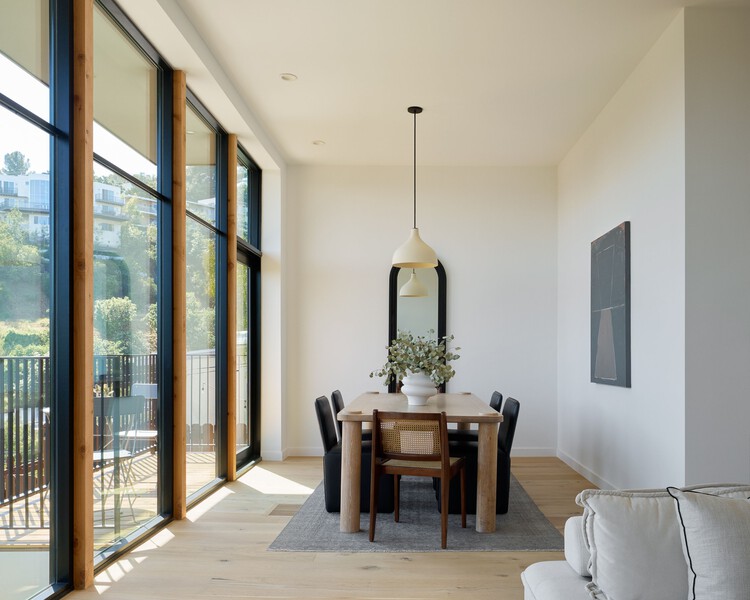 Dimmick Drive Houses / FreelandBuck - Фотография интерьера, Столовая, Стол, Окна, Стул, Балка