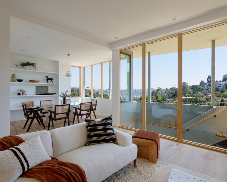 Dimmick Drive Houses / FreelandBuck — Фотография интерьера, гостиная, окна, стул, кровать, спальня