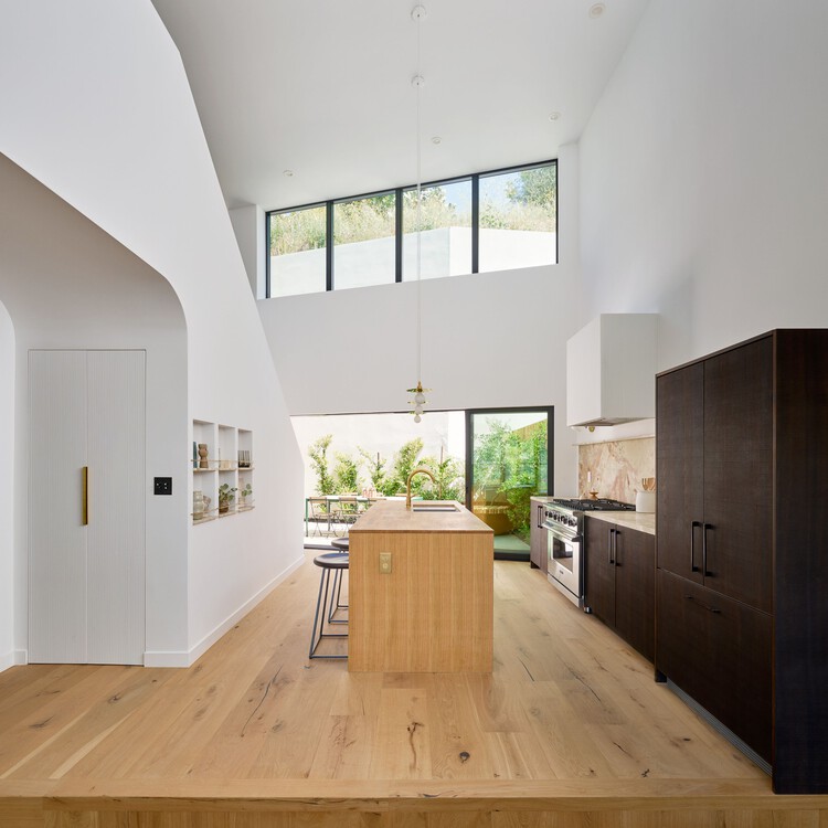 Dimmick Drive Houses / FreelandBuck — Фотография интерьера, кухня, окна, столешница