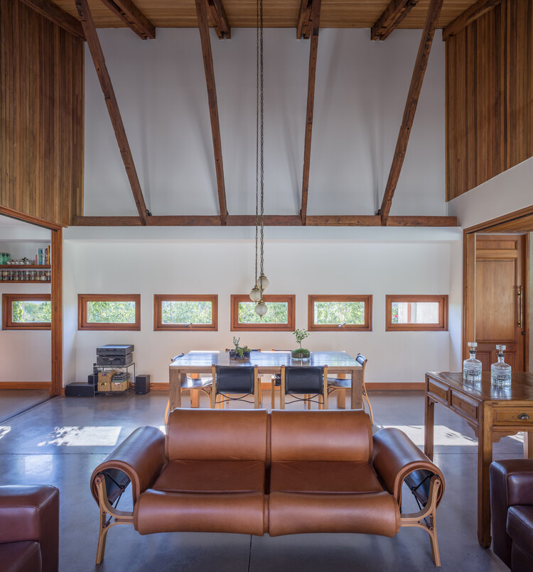 Cuatro Aguas House / DX Arquitectos — Фотография интерьера, гостиная, диван, стол, стул
