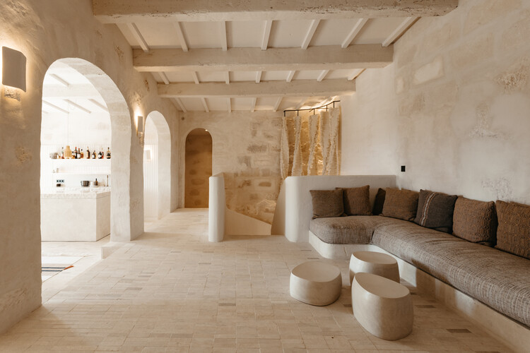 Son Blanc Hotel / Atelier du Pont - Фотография интерьера, гостиная, аркада