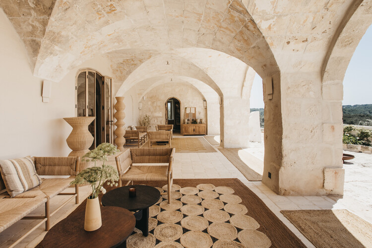 Son Blanc Hotel / Atelier du Pont - Фотография интерьера, арка, аркада