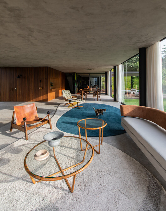 EG House / Play Arquitetura - Фотография интерьера, гостиная, стол