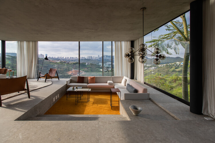 EG House / Play Arquitetura - Фотография интерьера, гостиная, окна