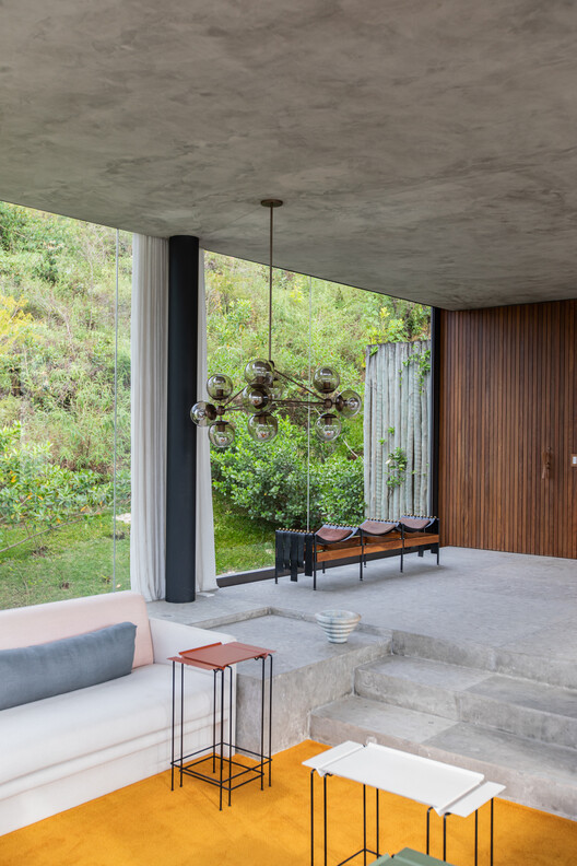 EG House / Play Arquitetura - Фотография интерьера, гостиная, стол, дерево, освещение, окна