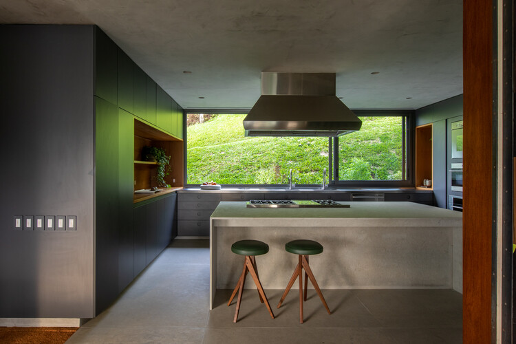 EG House / Play Arquitetura - Фотография интерьера, кухня, стол, столешница, окна, стул