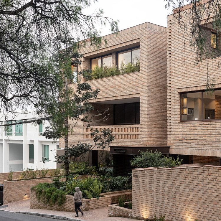 Апартаменты Bonica / Diez + Muller Arquitectos + Arq.  Альваро Борреро - Фотография Экстерьера, Окна, Кирпич, Фасад