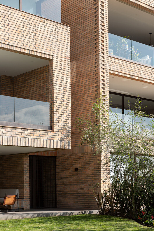 Апартаменты Bonica / Diez + Muller Arquitectos + Arq.  Альваро Борреро - Фотография Экстерьера, Кирпич, Фасад