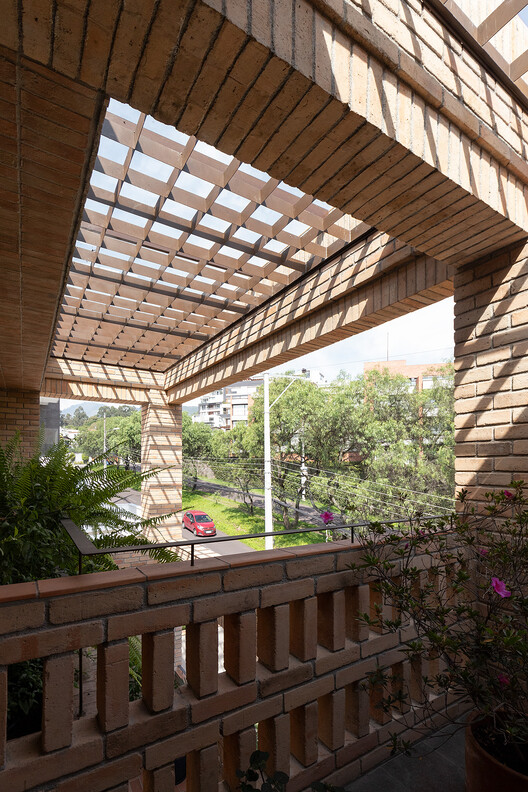 Апартаменты Bonica / Diez + Muller Arquitectos + Arq.  Альваро Борреро - Фотография интерьера, Балка, Сад, Перила, Терраса, Патио