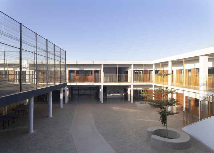 Cite Scolaire Internationale – Campus Ngor / Atelier Kalm – Экстерьерная фотография, фасад, двор