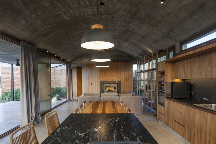 Volt House / Estudio PK - Фотография интерьера, кухня, столешница, стул, раковина, балка