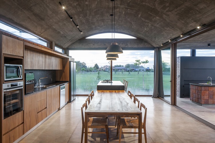 Volt House / Estudio PK - Фотография интерьера, кухня, стол, балка, окна, стул