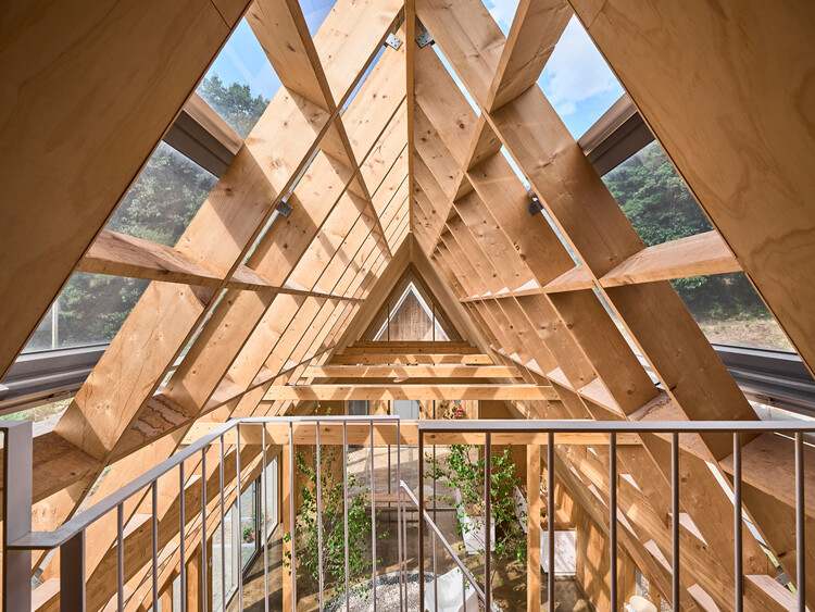 Ферма Мангми / Todot Architects and Partners - Фотография интерьера, лестница, балка, фасад, перила