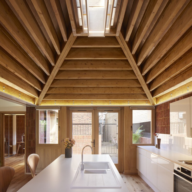 Haringey Brick Bungalow / Satish Jassal Architects - Фотография интерьера, кухня, окна, стол, балка