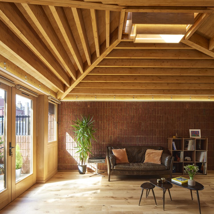 Haringey Brick Bungalow / Satish Jassal Architects - Фотография интерьера, гостиная, окна, дерево, стол, балка, стул, палуба