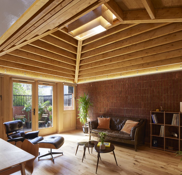 Haringey Brick Bungalow / Satish Jassal Architects - Фотография интерьера, гостиная, стол, окна, дерево, балка, стул, палуба