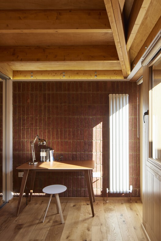 Haringey Brick Bungalow / Satish Jassal Architects - Фотография интерьера, стол, балка