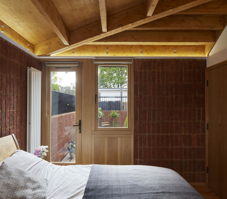Haringey Brick Bungalow / Satish Jassal Architects — Фотография интерьера, спальня