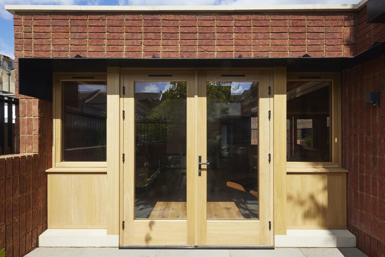 Haringey Brick Bungalow / Satish Jassal Architects - Фотография интерьера, окна, двери, фасад
