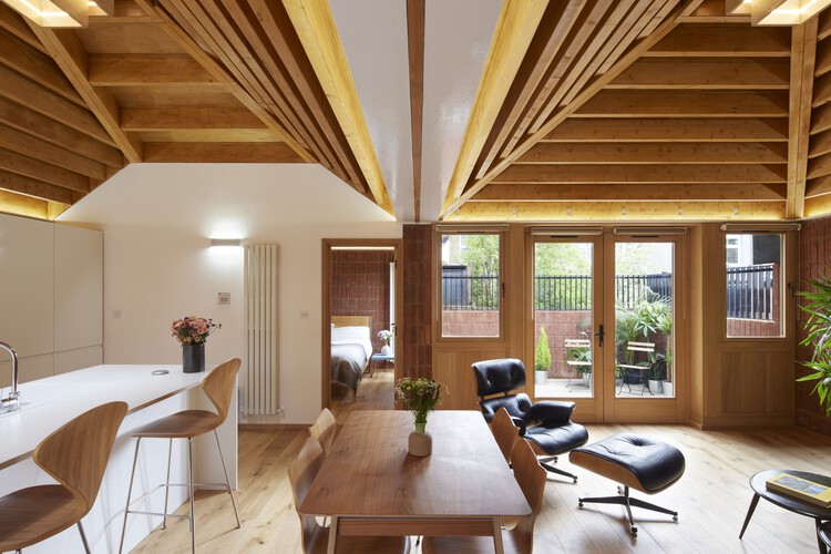 Haringey Brick Bungalow / Satish Jassal Architects - Фотография интерьера, Столовая, Стол, Окна, Стул, Балка