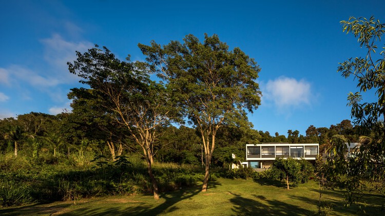 Дом Алагадо / Michel Macedo Arquitetos - Фотография экстерьера, окна, лес, сад