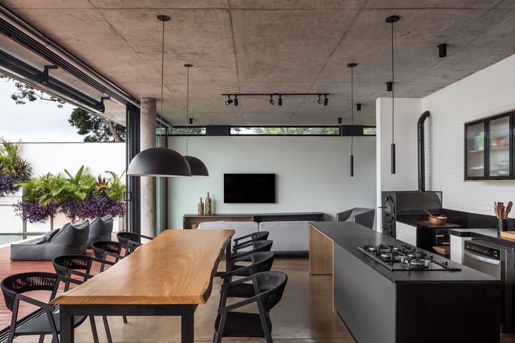 Дом Алагадо / Michel Macedo Arquitetos - Фотография интерьера, кухня, стол, стул