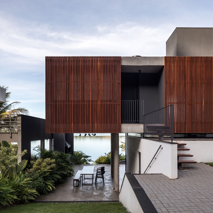 Дом Алагадо / Michel Macedo Arquitetos - Экстерьерная фотография, фасад, стул, двор