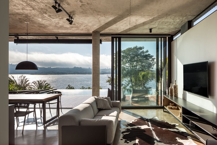 Дом Алагадо / Michel Macedo Arquitetos - Фотография интерьера, гостиная, стол, спальня, балка