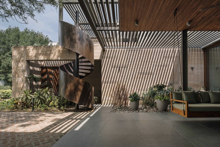 Abhikram House / Khosla Associates - Внутренняя фотография, фасад, балка
