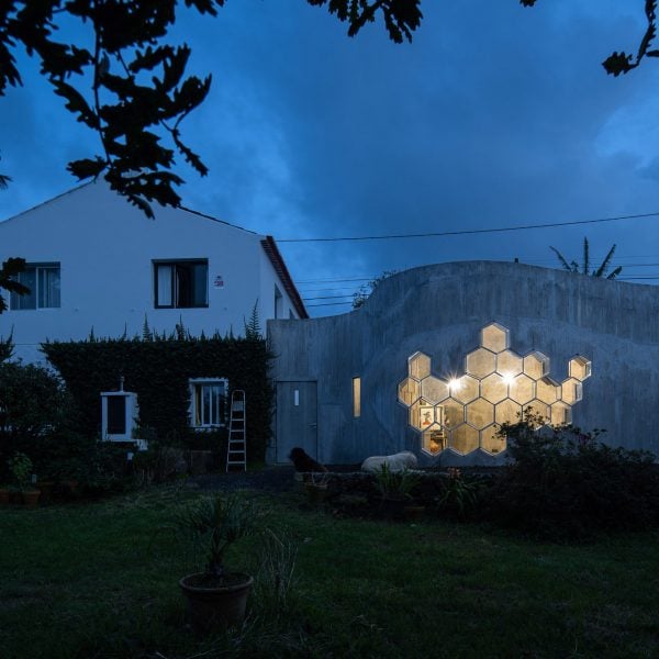 Bernardo Rodrigues Architects создает студию скульптур из бетона в Португалии