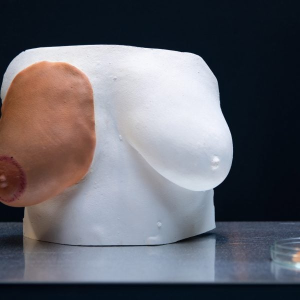 BioProsthesis использует человеческие волосы для создания протезов сосков