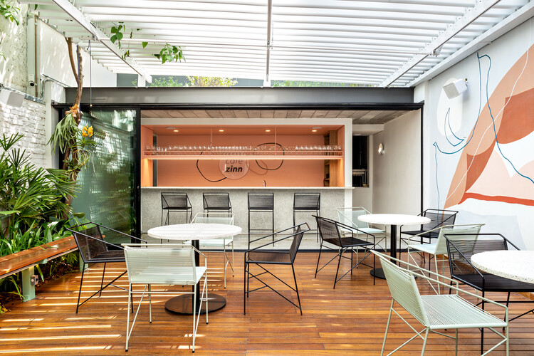 Cafezinn Café / Vapor arquitetura - Интерьерная фотография, Кухня, Стол, Стул, Дерево, Столешница, Окна