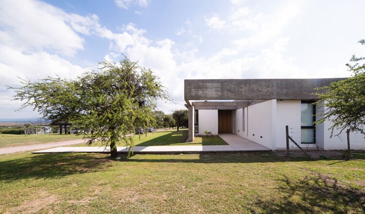 Causana House / ODA - Oficina de Arquitectos Lanzone - Gabarro - Экстерьерная фотография, окна