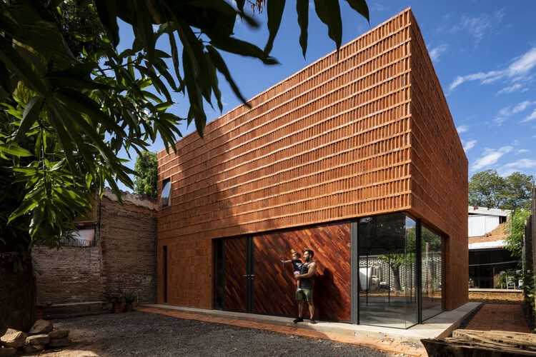 Дом 9X9 / Oficina de arquitectura X - Наружная фотография, Кирпич, Фасад