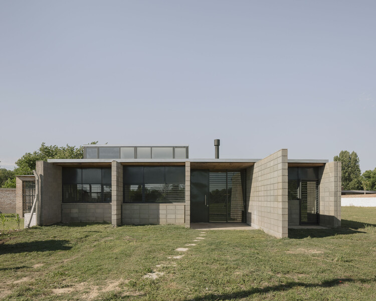 Дом для Хуана и Лауры / Atelier Atlantico - Экстерьерная фотография, окна, фасад