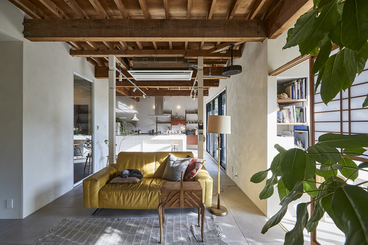 Kamakura House / ROOVICE - Интерьерная фотография, Балка, Окна