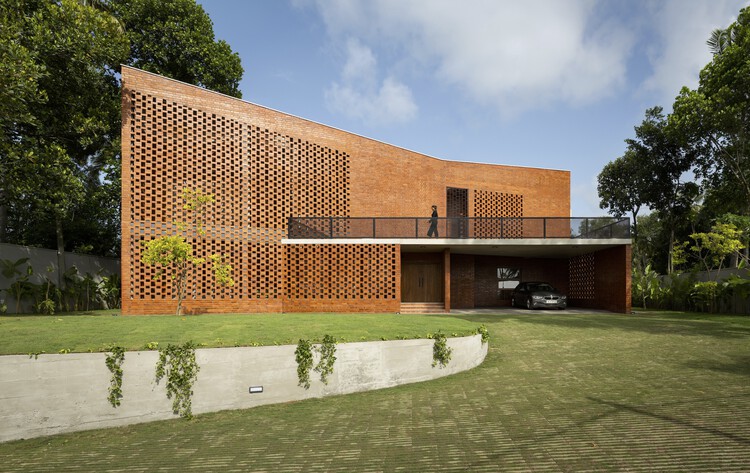 The Kenz House / Шриджит Шринивас - АРХИТЕКТОРЫ - Экстерьерная фотография, Кирпич, Фасад, Двор