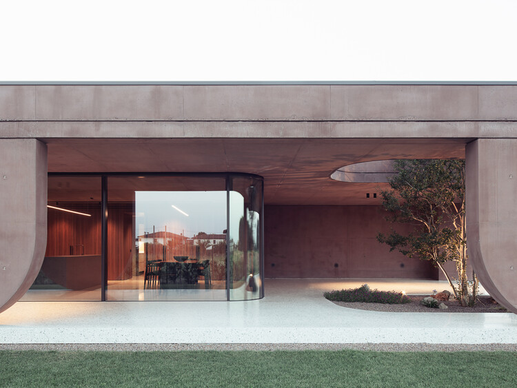 Дом с большим крыльцом / MIDE architetti - Экстерьерная фотография, Фасад