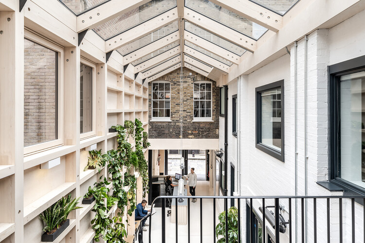 Weavers House / MATA Architects - Интерьерная фотография, Окна, Фасад, Перила, Балка