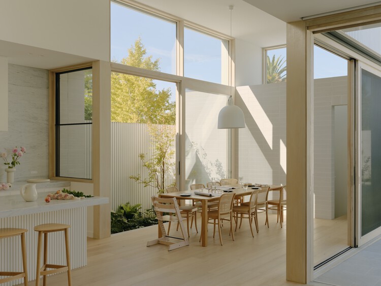 Wheatland House / Tom Robertson Architects - Интерьерная фотография, Столовая, Стол, Стул, Окна