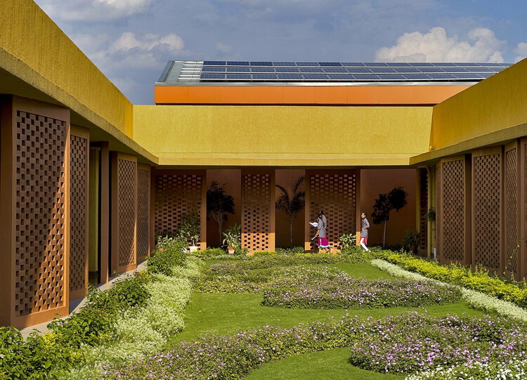 Ecove Center of Professional Empowerment / SEZA Architects & Interior Designers - Экстерьерная фотография, окна, сад, двор