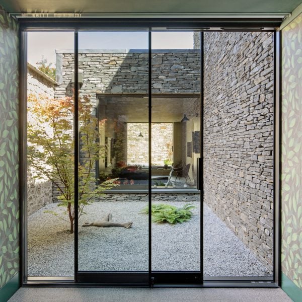 Elliott Architects устраивают текстурный Hushh House вокруг дворов