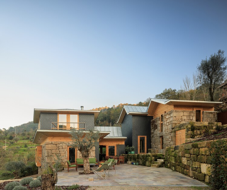 Ermida House / Carlos Castanheira - Экстерьерная фотография, Окна, Фасад