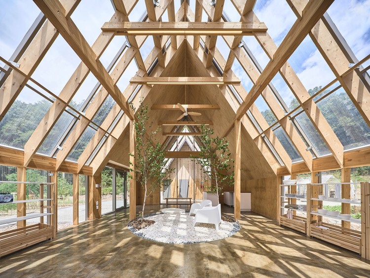 Ферма Мангми / Todot Architects and Partners - Фотография интерьера, дерево, освещение, окна, балки, фасад