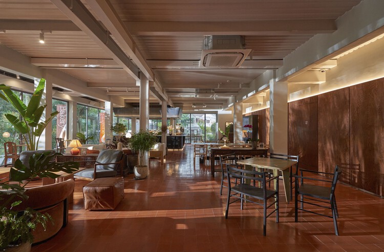 Флагманский магазин и пекарня Bakes / The Lab Saigon — фотография интерьера, столовая, стол, стул