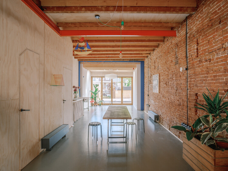 NL Home / PLNLstudio - Интерьерная фотография, Стол, Окна, Стул, Балка