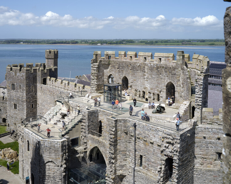 King's Gate Caernarfon Castle / Buttress - Внешняя Фотография, Окна, Арка, Побережье