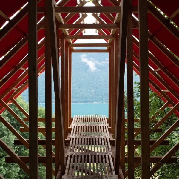 Огромная красная крыша укрывает Patagonian Shadow Cabin во Франции