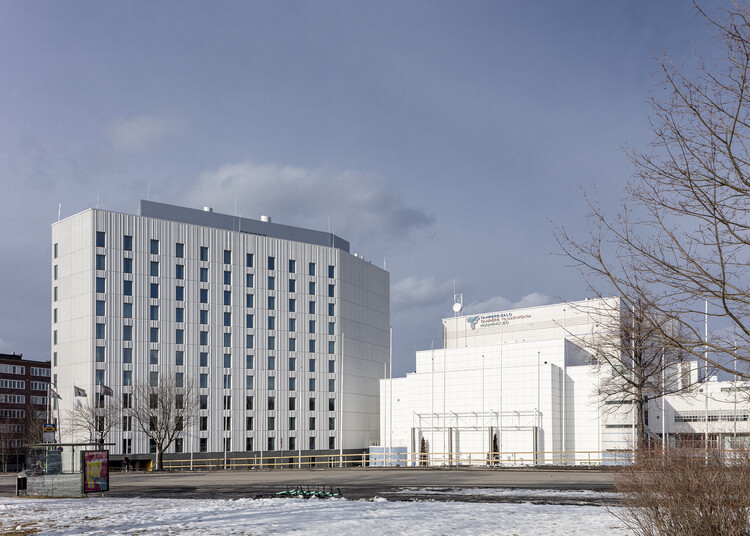 Отель Courtyard by Marriott Tampere City / ALA Architects — фотография экстерьера, окна, фасад